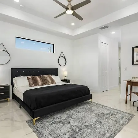 Villa Waterfront Getaway Free Heated Saltwater Pool!